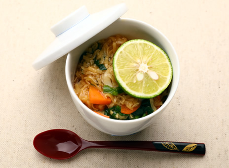 あんかけラーメンの茶わんむし、スダチを添えて．．