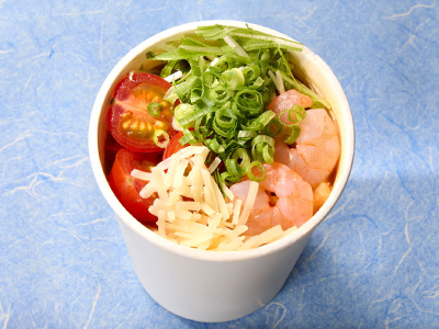 トマトジュースで簡単！海老とトマトのカレーヌードル料理画像