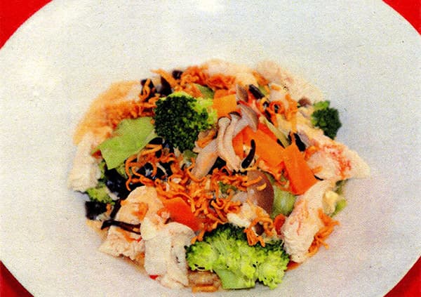 たっぷり蒸し野菜と食べるチキン酸辣湯麺