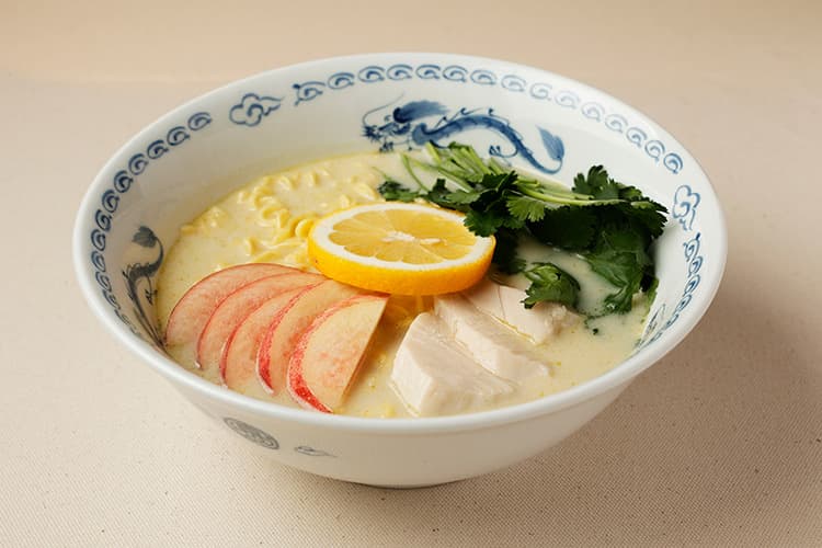 夏に負けるな!!ビタミンたっぷりグリーンカレーラーメン